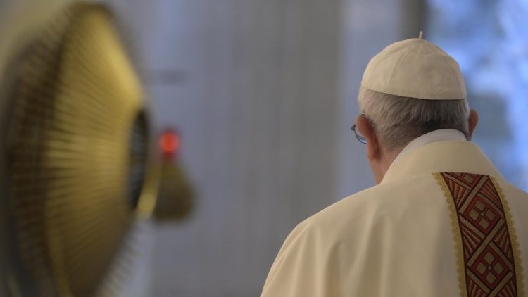 Papež Frančišek med današnjo sveto mašo v Domu sv. Marte molil za anonimne žrtve pandemije.