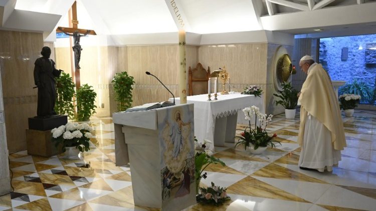 Papež Frančišek med sveto mašo v Domu sv. Marte.