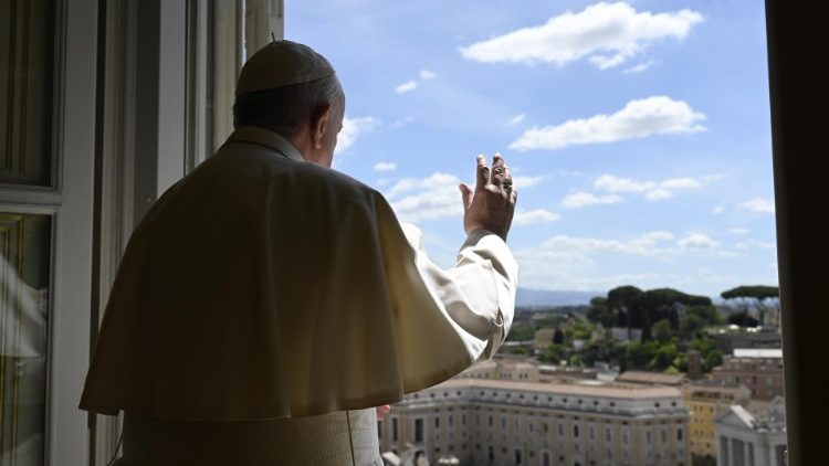 Påven efter den direktsända Regina Coeli bönen 