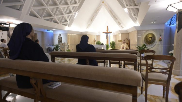 Papež Frančišek še naprej daruje svete maše v Domu sv. Marte z neposrednim prenosom Vatican Media.