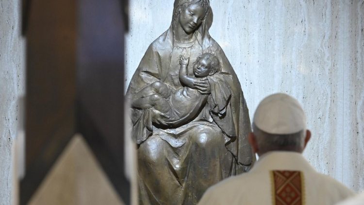 Papež v molitvi pred kipom Božje Matere v kapeli Doma sv. Marte.