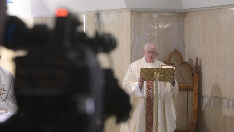 Papež Frančišek med današnjo sveto mašo v Domu sv. Marte molil za medijske delavce.