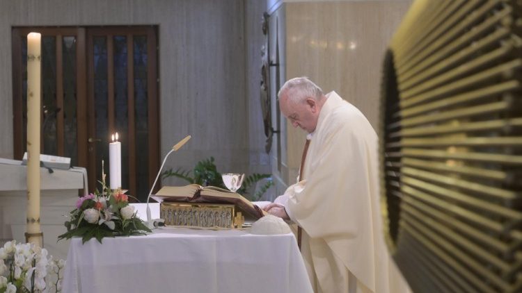 Ferenc pápa a Szent Márta-ház kápolnájában szentmisét mutat be