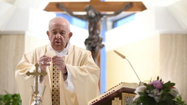 Papež Frančišek med današnjo sveto mašo v Domu sv. Marte molil za umetnike.