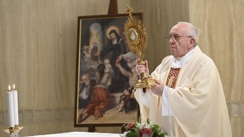 Il Papa: il diavolo vuole distruggere la Chiesa per invidia col potere e i soldi