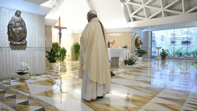 Papa Francisko akiwa anaimba wimbo wa Malkia wa Mbingu mara baada ya Ibada ya Misa Takatifu katika kikanisa cha Mtakatifu Marta,Vatican 