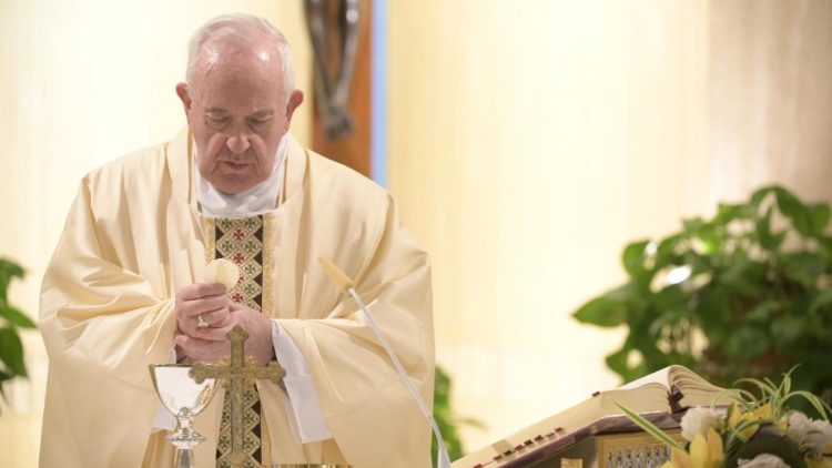 Pápež František pri rannej svätej omši v  kaplnke Domu sv. Marty, v utorok 12. mája 2020
