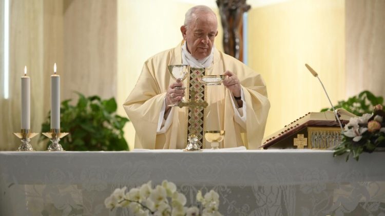 Papež Frančišek med sveto mašo v Domu sv. Marte.