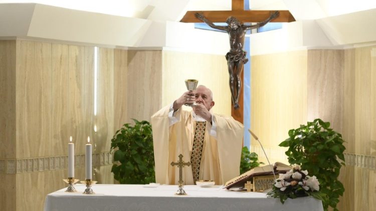 Pápež František pri svätej omši v kaplnke Domu sv. Marty, piatok 15. mája 2020