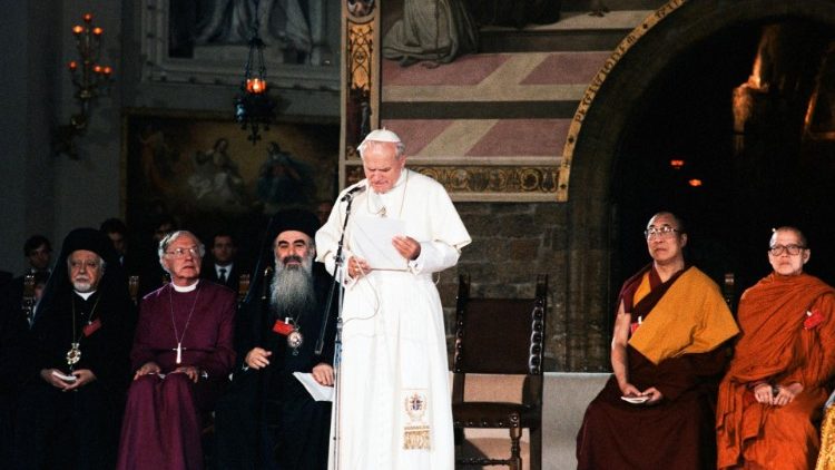 1986년 종교 간 기도 모임에서의 성 요한 바오로 2세 교황