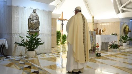 El Papa Francisco reza ante la imagen de la Virgen María en la capilla de la Casa Santa Marta, 17 de mayo de 2020 (Foto de archivo)