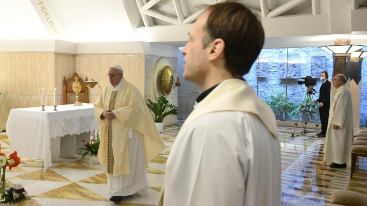 Papež Frančišek je še zadnjič daroval sveto mašo v neposrednem prenosu iz  Doma sv. Marte.