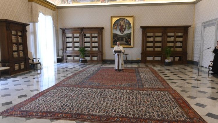 En ensam påven i biblioteket under Regina Coeli 