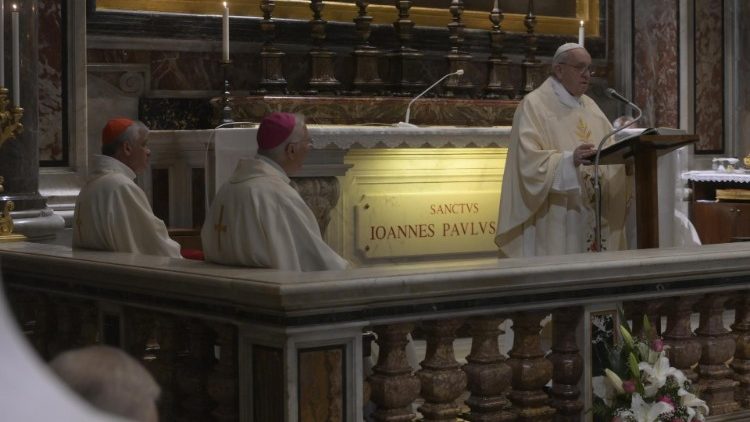 Pave Frans: Johannes Paul II var en bønnens mand