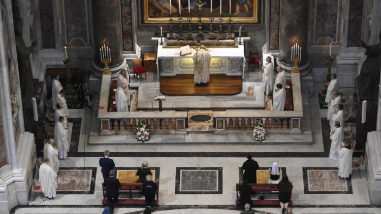 Påven Franciskus firar mässan på helige Johannes Paulus II grav i Peterskyrkan.