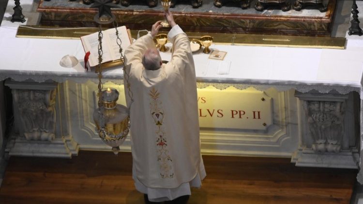 البابا فرنسيس يحتفل بالقداس الإلهي في كابلة ضريح القديس يوحنا بولس الثاني