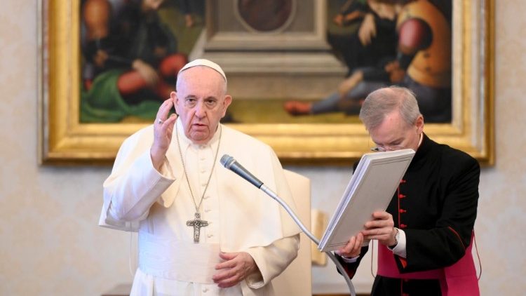 Papst Franziskus erteilt zum Abschluss der Ausdienz seinen Segen