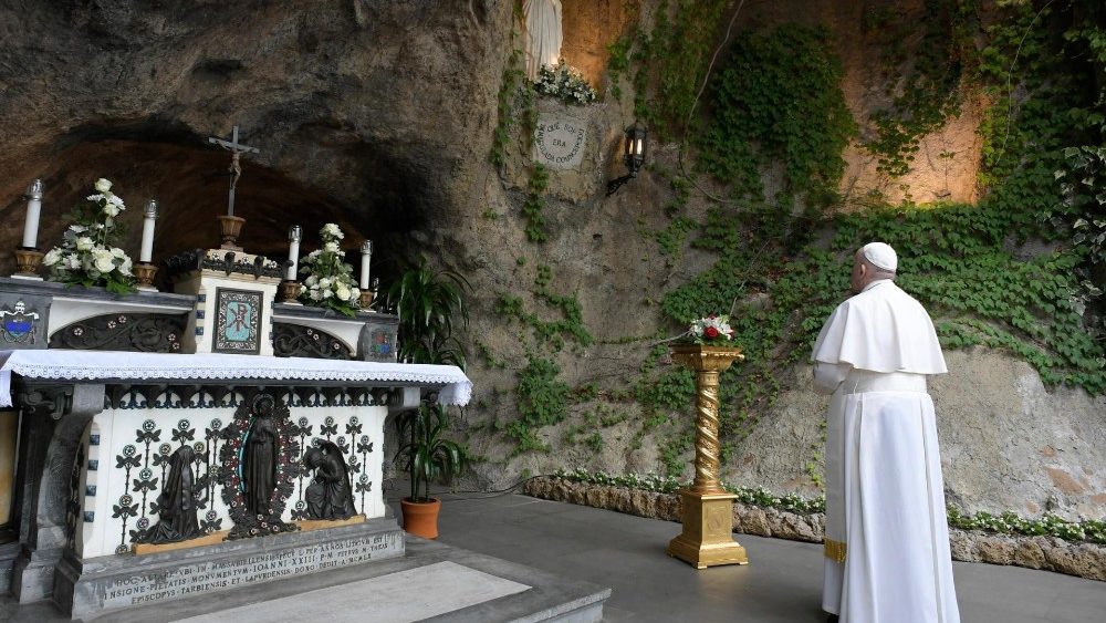 Pápež František sa 30. mája modlil pred Lurdskou jaskynkou vo Vatikánskych záhradách za obete pandémie a všetkých zasiahnutých jej dopadmi