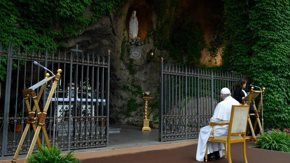 Récitation du Rosaire dans les Jardins du Vatican, devant la grotte de Lourdes, le 30 mai 2020