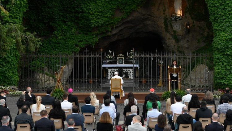 Prière du rosaire le 30 mai 2020, en présence du Pape François, devant la grotte de Lourdes dans les Jardins du Vatican. 