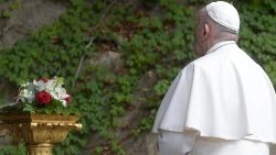 Påven ber rosenkransen vid Lourdesgrottan i Vatikanen 30 maj 2020  