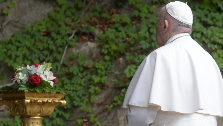 El Papa reza ante la réplica de la Virgen de Lourdes en los jardines vaticanos.