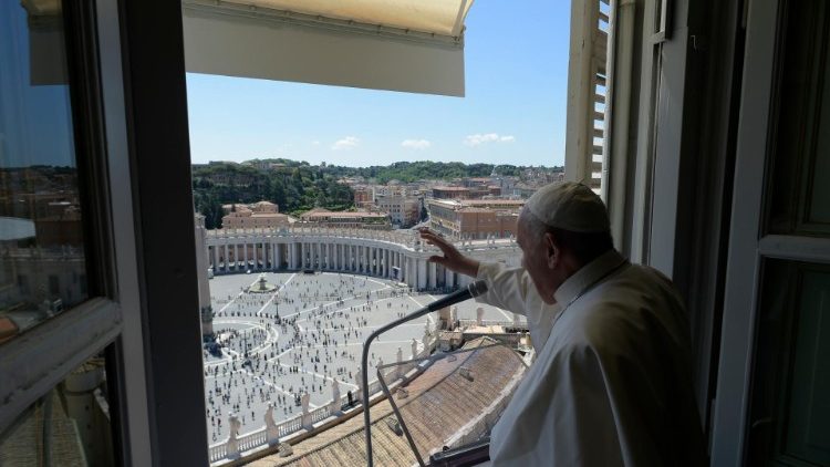 Pápež pri modlitbe "Raduj sa, nebies kráľovná" v roku 2020