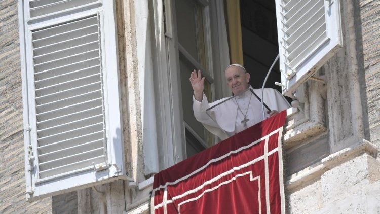 Paavi Franciscus apostolisen palatsin ikkunassa