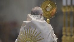 El Papa Francisco celebra la Santa Misa del Corpus Domini en 2020.