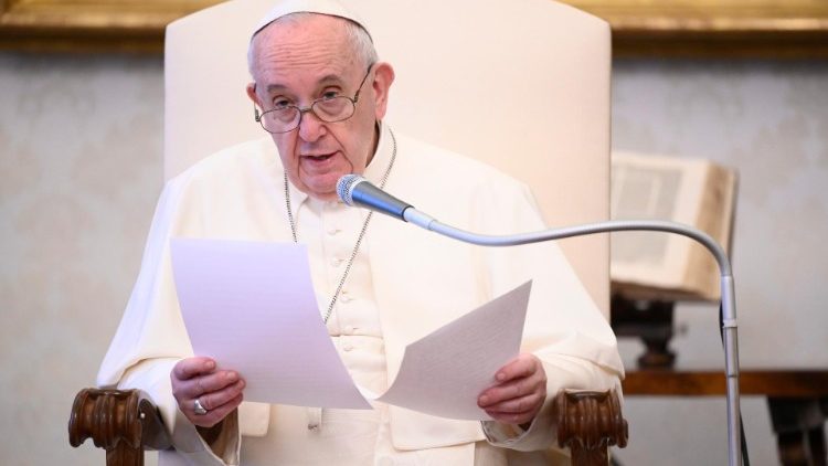 Påven Franciskus vid den allmänna audiensen 17 juni 2020, som direktströmmades från det apostoliska palatsets bibliotek.