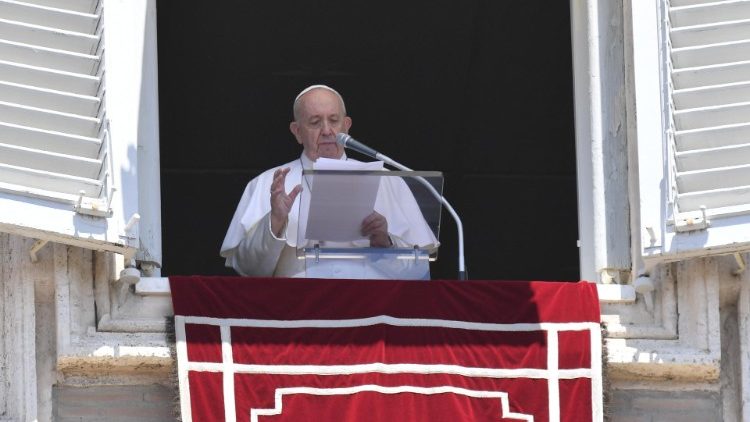  Le Pape François à la fenêtre du Palais apostolique, place Saint-Pierre, dimanche 21 juin 2020. 