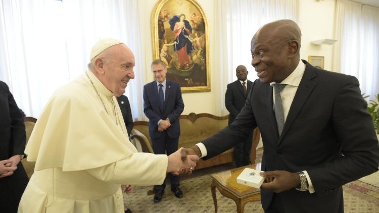 Папа Франциск с председателя на МФРСС Жилбер Хоунгбо
