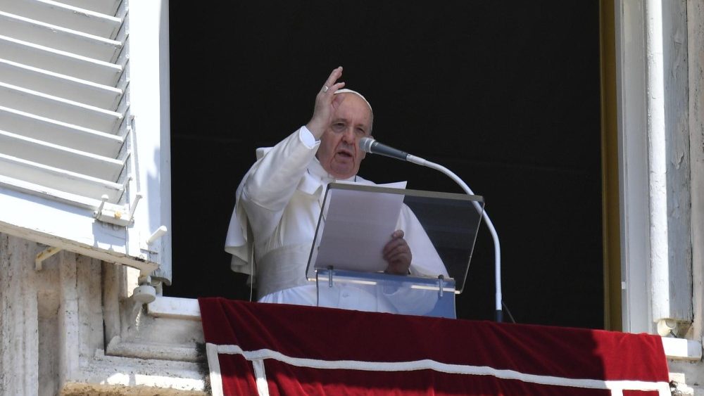Papst beim Angelus: Vergessen wir nicht die alten Menschen ...