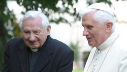 Der ehemalige Papst Benedikt XVI. (re), hier mit seinem inzwischen verstorbenen Bruder Georg Ratzinger (Archivbild)