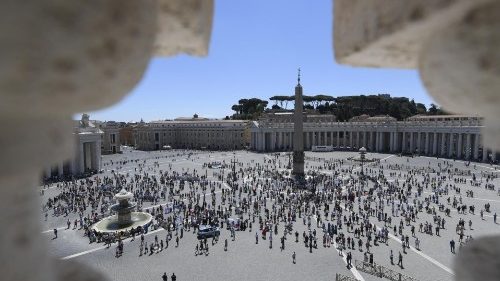 Pilgrimer samlade på Petersplatsen vid påvens Angelus 5 juli 2020