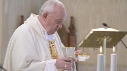 El Papa Francisco celebra la Santa Misa en Santa Marta en el séptimo aniversario de su visita a Lampedusa