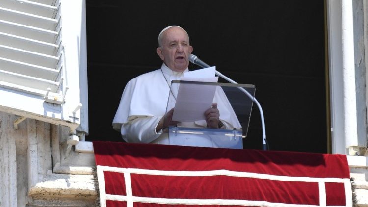 Le Pape François lors de l'Angélus place Saint-Pierre. 