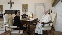 Ambassador Chiara Porro presents her credentials to Pope Francis in 2020