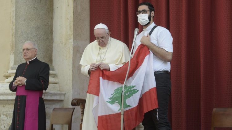 Ferenc pápa mellett a libanoni pap országa zászlajával