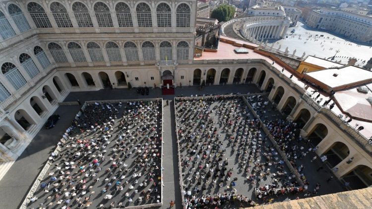 信徒参加の教皇一般謁見、5月12日より、聖ダマソの中庭で再開　（写真　2020年9月の謁見）
