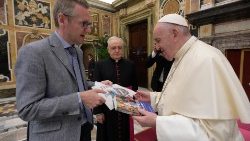 教皇フランシスコとエマニュエル・ヴァン・リエルデ氏　2020年9月18日　「テルティオ」編集部との出会いで
