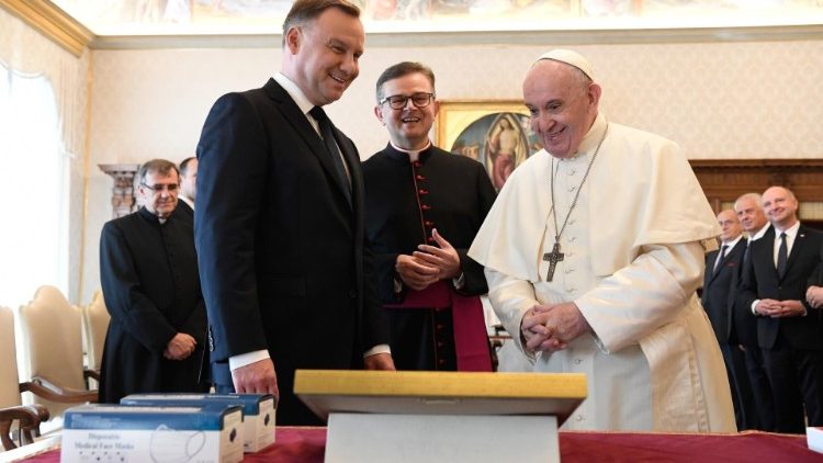Puolan presidentti Andrzej Duda ja paavi Franciscus