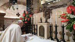 Le Pape François signe l'encyclique Fratelli tutti sur la tombe de saint François d'Assise, le 3 octobre 2020 à Assise en Italie. 