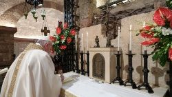 Am Altar, der zum Grab des Heiligen Franz von Assisi gehört, unterzeichnet Franziskus sein neues Lehrschreiben