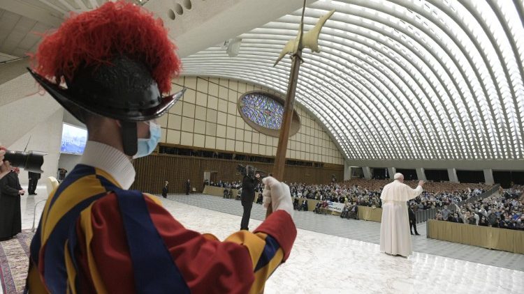O Papa na Audiência Geral: quem reza não é um iludido - Vatican News