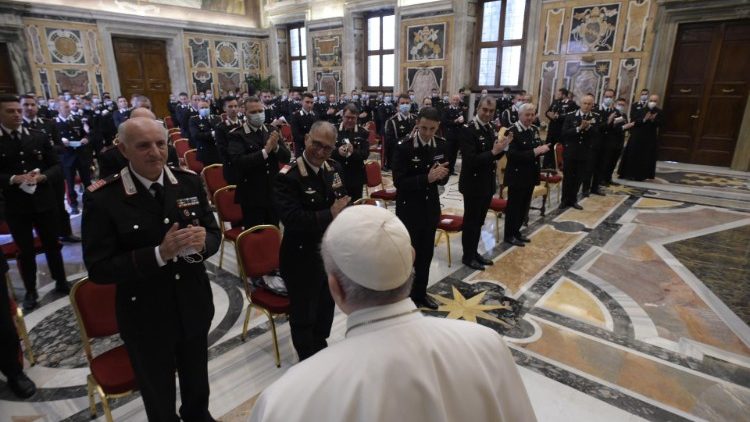 ĐTC gặp đại đội hiến binh Ý khu vực Vatican