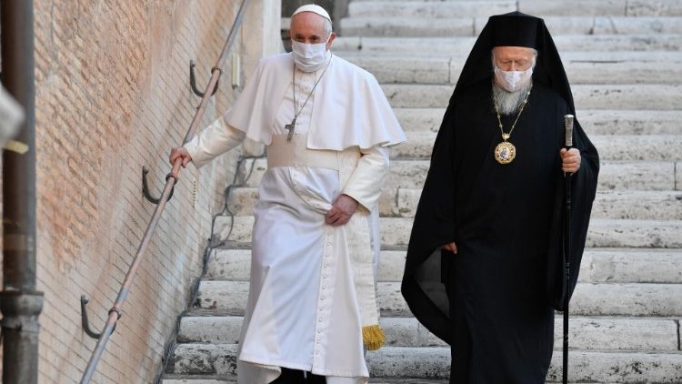 Ekumenski patriarh Bartolomej in papež Frančišek med srečanjem za mir v Rimu, 20. oktobra 2020