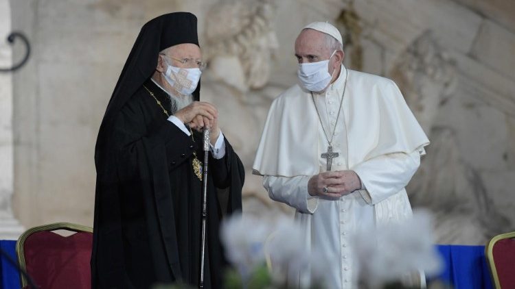 Папа Франциск та Константинопольський патріарх Вартоломей І під час Міжнародної міжрелігійної зустрічі за мир в Римі (20.10.2020)