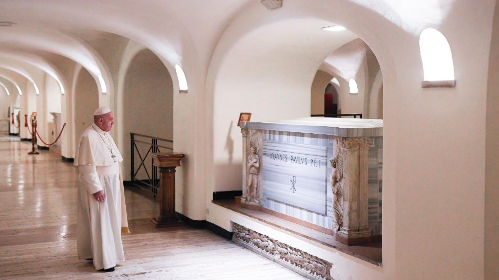 Auch an den Gräbern der Päpste im Petersdom betete Franziskus, wie üblich zu Allerseelen
