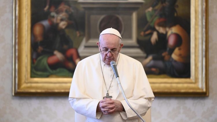 Papa lutet për fëmijët e palindur